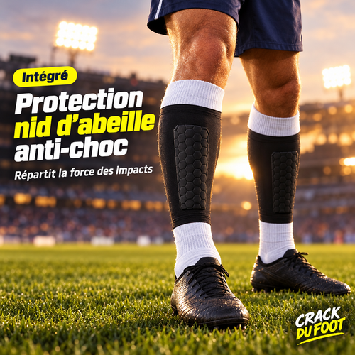 Protège-tibias intégrés Crack du Foot portés sur un terrain de football